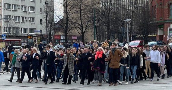Maturzyści z Rudy Śląskiej zatańczyli poloneza w centrum miasta na Placu Jana Pawła II. Większość z nich studniówkę ma już za sobą, ale wspólny polonez uczniów i nauczycieli z różnych szkół oraz władz miasta to już tradycja.