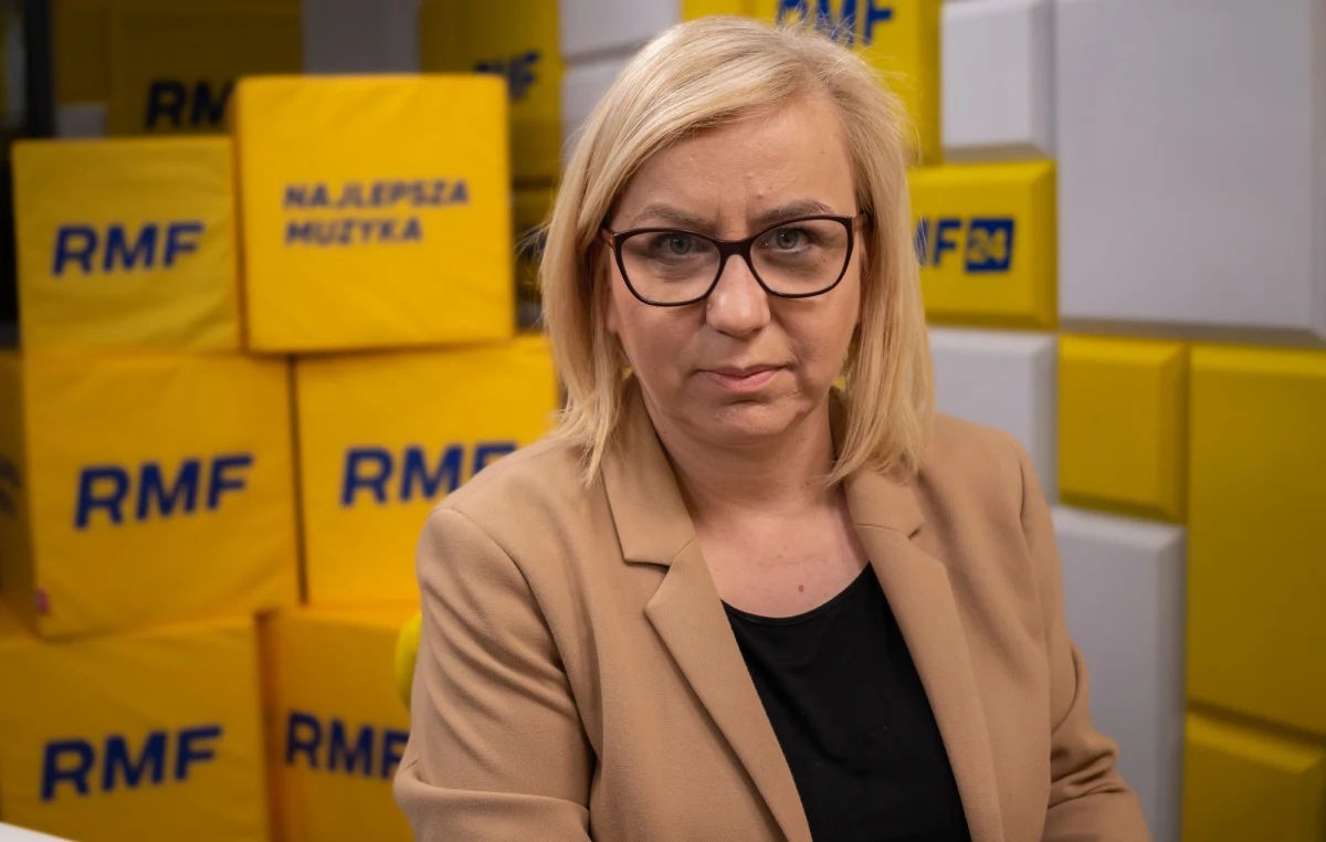 "Wierzę, że nie będzie dużych podwyżek (po uwolnieniu cen prądu - przyp. RMF FM). Pracujemy dwutorowo. Z jednej strony porządna ustawa, która ma przeciwdziałać ubóstwu energetycznemu i dać dodatki osobom najuboższym, bądź tym mniej zarabiającym. Z drugiej strony spotykam się jutro z minister przemysłu panią Czarnecką, żeby rozmawiać o tym, bo mamy pomysły jak znormalizować sytuację na rynku energii tak, by stabilizacja postępowała szybciej i byśmy mogli w drugiej połowie roku mieć dostępne niższe ceny energii" - zapewniła w Popołudniowej rozmowie w RMF FM ministra klimatu Paulina Hennig-Kloska.