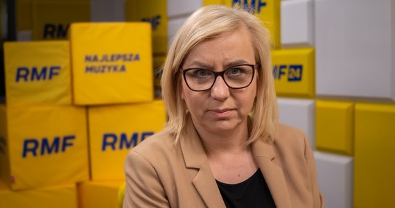 "Wierzę, że nie będzie dużych podwyżek (po uwolnieniu cen prądu - przyp. RMF FM). Pracujemy dwutorowo. Z jednej strony porządna ustawa, która ma przeciwdziałać ubóstwu energetycznemu i dać dodatki osobom najuboższym, bądź tym mniej zarabiającym. Z drugiej strony spotykam się jutro z minister przemysłu panią Czarnecką, żeby rozmawiać o tym, bo mamy pomysły jak znormalizować sytuację na rynku energii tak, by stabilizacja postępowała szybciej i byśmy mogli w drugiej połowie roku mieć dostępne niższe ceny energii" - zapewniła w Popołudniowej rozmowie w RMF FM ministra klimatu Paulina Hennig-Kloska.