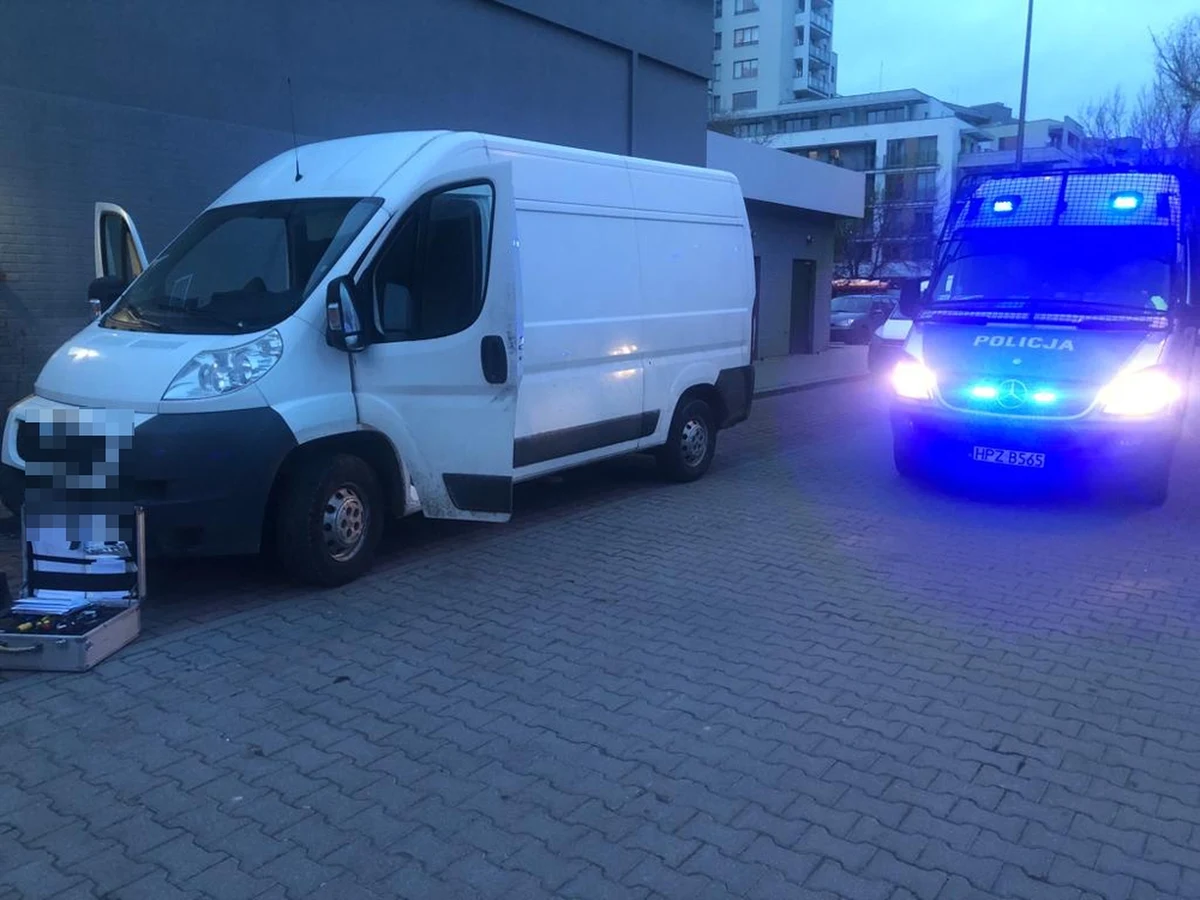 110 kilogramów marihuany przejęli policjanci na warszawskim Mokotowie. Co ciekawe, nie była to specjalna akcja wymierzona w handlarzy narkotyków, a ta pokaźna partia środków odurzających wpadła w ręce funkcjonariuszy przypadkowo - podczas patrolu.