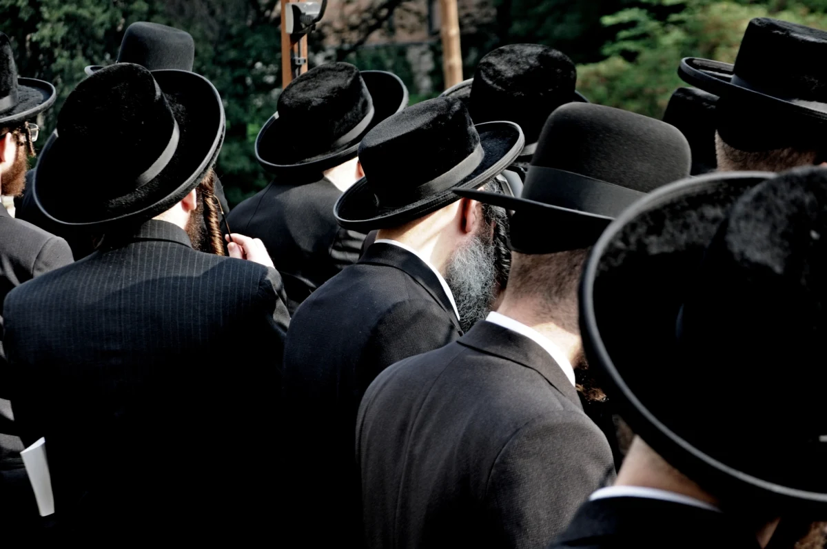 Szwajcarska policja wszczęła śledztwo w sprawie plakatów, jakie pojawiły się w jednej z wypożyczalni nart i sanek w Davos. Właściciele biznesu informowali na nich, że nie będą wypożyczać sprzętu Żydom – podaje BBC.