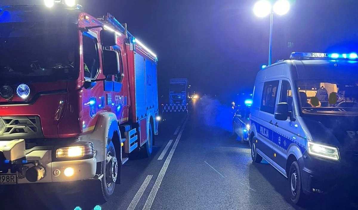 Tragiczny wypadek na drodze krajowej nr 10 w wielkopolskim Śmiłowie. W wyniku czołowego zderzenia dwóch samochodów osobowych zginęła jedna osoba, a trzy zostały ranne. Droga w obu kierunkach jest zablokowana.