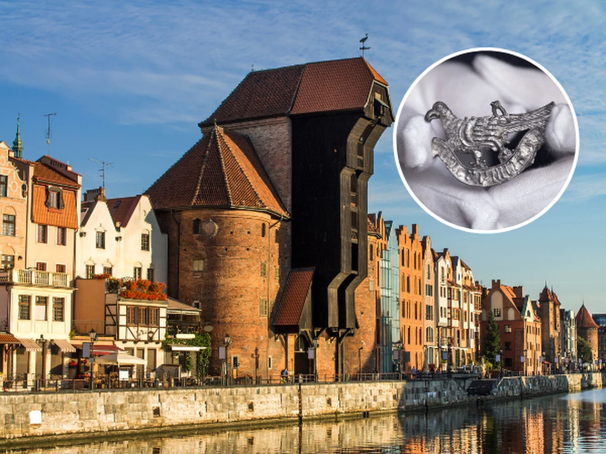 Odlana z cyny plakietka w kształcie turkawki została odkryta podczas prac archeologicznych przy remoncie Żurawia – poinformowało we wtorek Narodowe Muzeum Morskie w Gdańsku. Pod sylwetką ptaka umieszczona jest szarfa z łacińską inskrypcją „Amor Vincit Omnia”, czyli „Miłość zwycięża wszystko”.