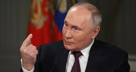 Władimir Putin sygnalizował Amerykanom, że jest gotowy rozważyć kwestię zawieszenia broni w Ukrainie, ale Waszyngton tę propozycję odrzucił, nie chcąc rozmawiać za plecami Kijowa - poinformowała agencja Reutera, powołując się na trzy rosyjskie źródła. To już kolejne w ostatnich tygodniach doniesienia nt. chęci prezydenta Rosji do rozmów.