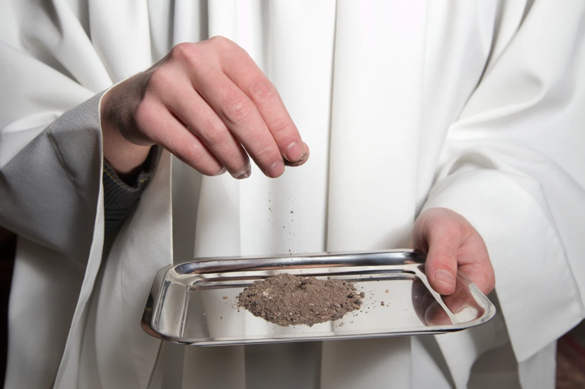 Obchodzona dziś Środa Popielcowa rozpoczyna w Kościele katolickim trwający 40 dni okres Wielkiego Postu. "Celem podejmowania umartwień i postu jest praca nad sobą" - mówi rzecznik Konferencji Episkopatu Polski ks. Leszek Gęsiak.