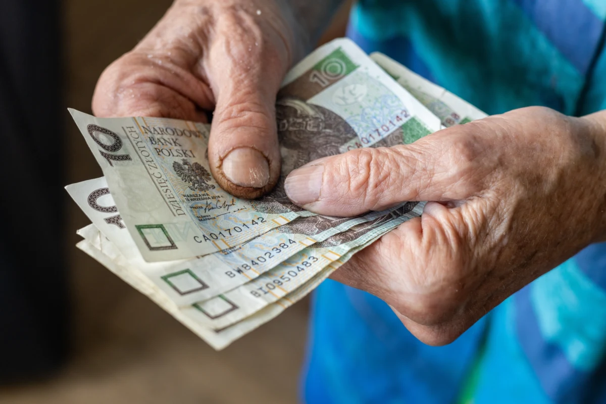 Krakowscy seniorzy padli ofiarą oszustów podających się za pracowników spółdzielni mieszkaniowej. Mężczyźni wykorzystali chwilę nieuwagi starszego małżeństwa i ukradli z ich mieszkania oszczędności w kwocie 13 tysięcy złotych. 