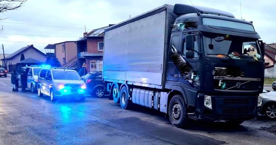 Do niebezpiecznego zdarzenia doszło na jednym ze skrzyżowań w Łodzi. Kierowca ciężarówki zasnął za kierownicą, a następnie uderzył w ogrodzenie i staczając się uszkodził dwa zaparkowane samochody. Na szczęście nikomu nic się nie stało.