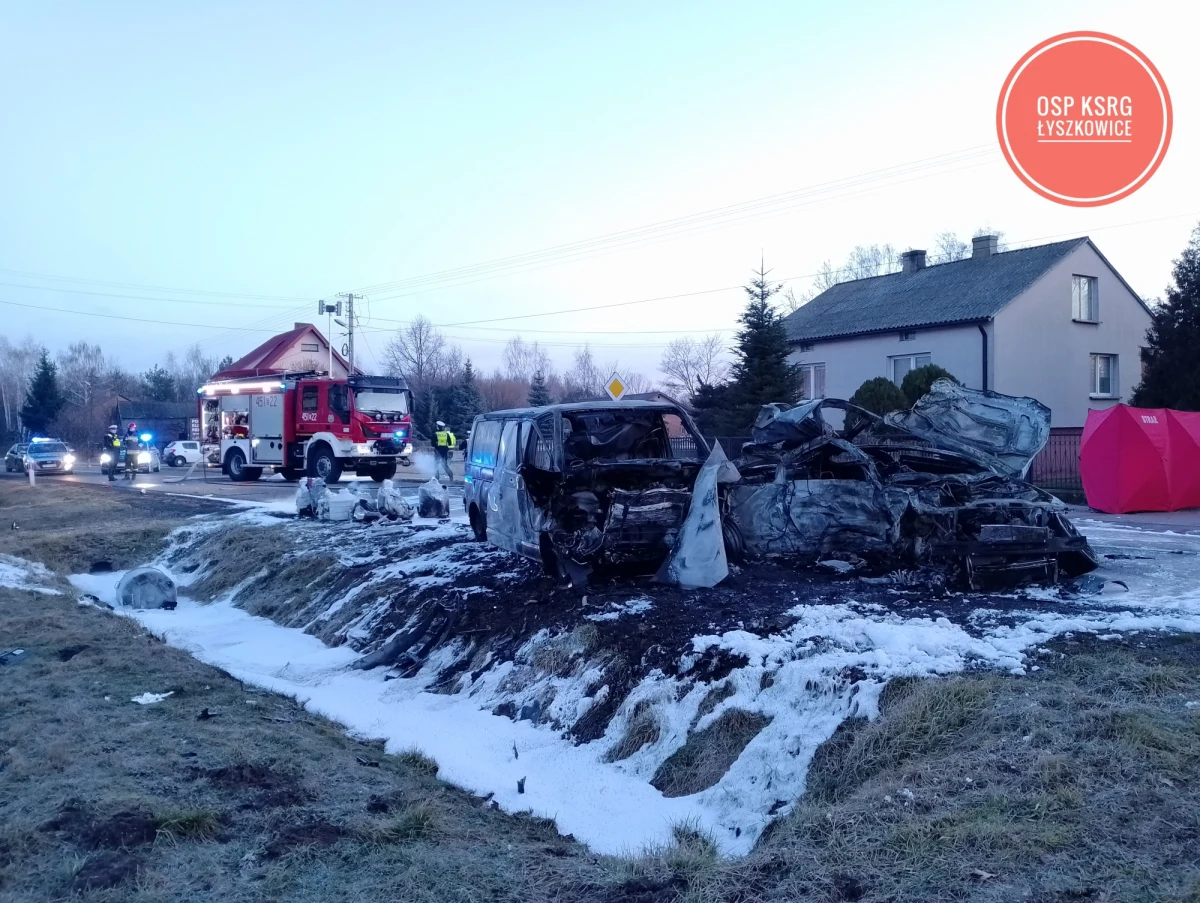 25-letni mężczyzna stracił życie w wypadku, do którego doszło nad ranem w miejscowości Gzinka w woj. łódzkim niedaleko Łowicza. Zderzyły się tam dwa auta. Oba stanęły w płomieniach.
