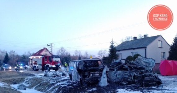 25-letni mężczyzna stracił życie w wypadku, do którego doszło nad ranem w miejscowości Gzinka w woj. łódzkim niedaleko Łowicza. Zderzyły się tam dwa auta. Oba stanęły w płomieniach.