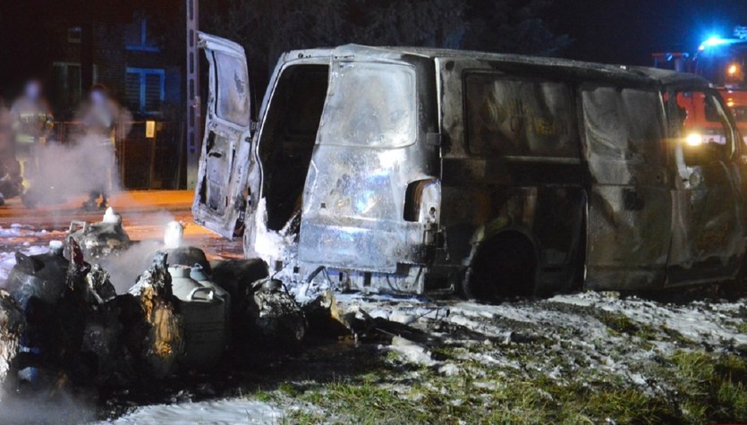  Zderzenie bmw z busem. Samochody stanęły w płomieniach