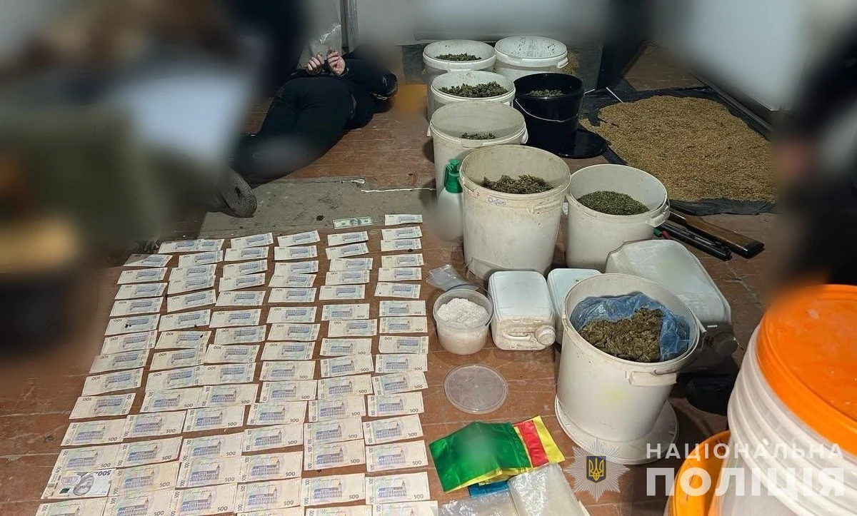 Funkcjonariusze CBŚP oraz ukraińska policja doprowadzili do rozbicia kartelu narkotykowego "Dwudziestki". Zatrzymano 15 osób, skonfiskowano substancje o wartości ponad 11 mln zł. W Polsce funkcjonariusze zatrzymali trzy kurierki i przejęli 77 kg pseudoefedryny.