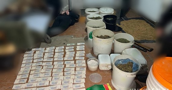 Funkcjonariusze CBŚP oraz ukraińska policja doprowadzili do rozbicia kartelu narkotykowego "Dwudziestki". Zatrzymano 15 osób, skonfiskowano substancje o wartości ponad 11 mln zł. W Polsce funkcjonariusze zatrzymali trzy kurierki i przejęli 77 kg pseudoefedryny.