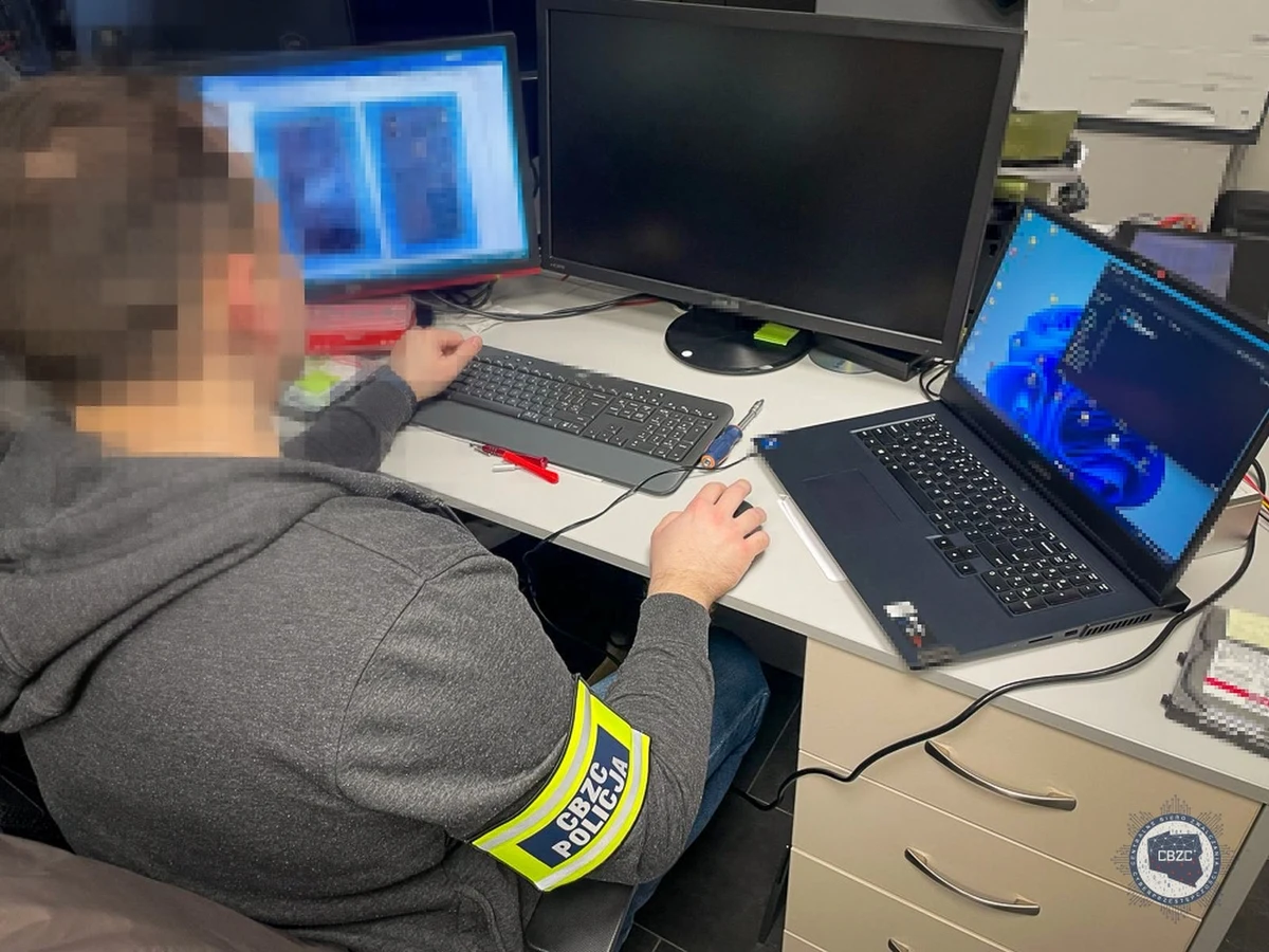 Ponad 50 osób oszukała zorganizowana grupa przestępcza, która wyłudzała pieniądze metodą "na blika" . Policjanci z Centralnego Biura Zwalczania Cyberprzestępczości w Olsztynie zatrzymali 5 podejrzanych, którym zarzucono pranie pieniędzy i liczne oszustwa internetowe.