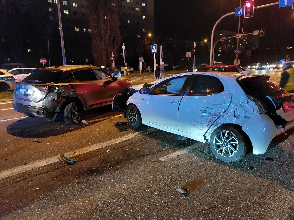 Policja wyjaśnia okoliczności wczorajszego karambolu na al. Rejtana w Rzeszowie. W zderzeniu 6 aut zostały ranne 4 osoby - w tym piesza, która szła chodnikiem. 