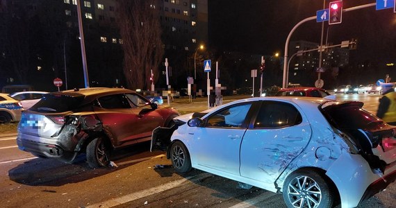 Policja wyjaśnia okoliczności wczorajszego karambolu na al. Rejtana w Rzeszowie. W zderzeniu 6 aut zostały ranne 4 osoby - w tym piesza, która szła chodnikiem. 