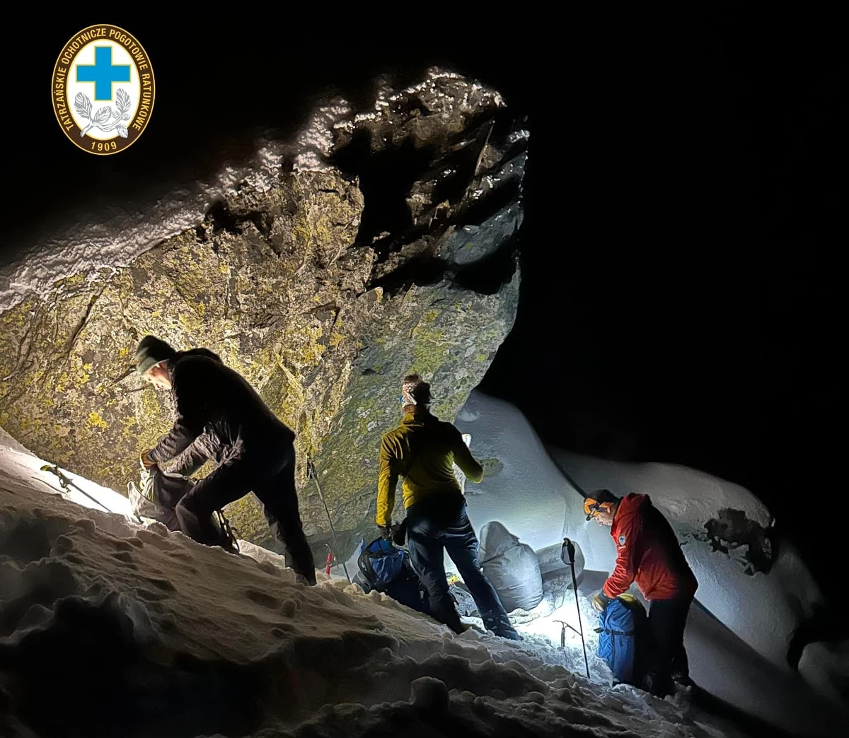 O godz. 1.30 z wtorku na środę zakończyła się wyprawa ratunkowa po samotnego turystę, który utknął w rejonie tzw. Kamienia na szlaku z Morskiego Oka na Rysy. Mężczyzna nie miał podstawowego sprzętu, a nawet stosownej, ciepłej odzieży - poinformował ratownik dyżurny TOPR.