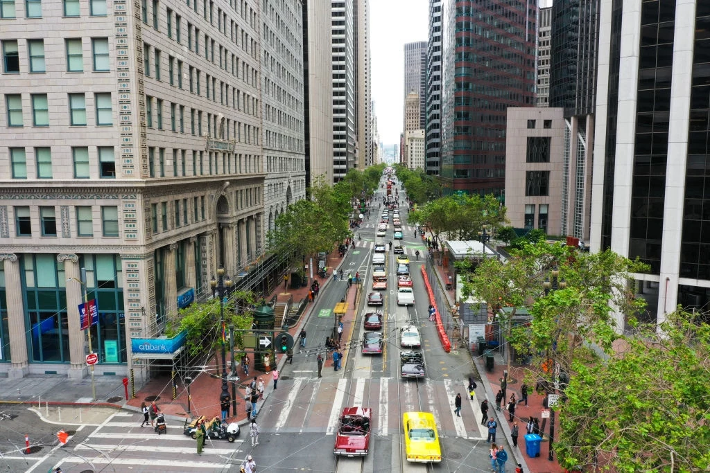 Widok na Market Street, główną ulicę San Francisco