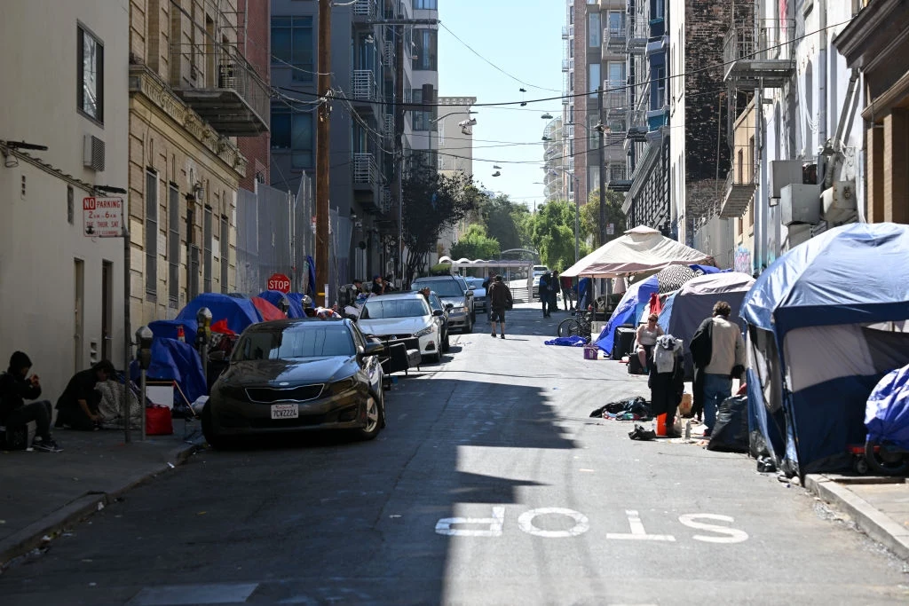 Bezdomni oraz narkomani na jednej z ulic w dzielnicy Tenderloin w San Francisco