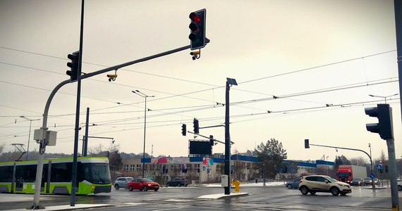 Od miesiąca na skrzyżowaniu ulic Sikorskiego, Tuwima i Synów Pułku w Olsztynie działa system kamer Głównego Inspektoratu Transportu Drogowego. Kamery rejestrują kierowców, którzy wjechali na skrzyżowanie na czerwonym świetle. Do tej pory wystawiono już ponad czterysta mandatów.