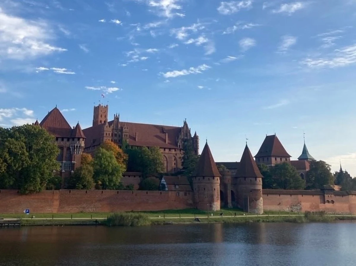 Randkę można spędzić w różnych miejscach - w kinie, teatrze, kawiarni czy na spacerze brzegiem morza, ale jak się okazuje na romantyczne spotkanie można wybrać się do dawnego Zamku Krzyżackiego w Malborku. Mamy dla Was podwójną wejściówkę do rozdania. 