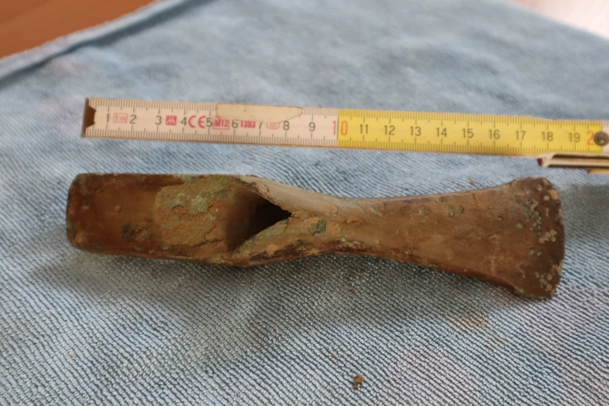 Na siekierkę pochodzącą z epoki brązu trafił mieszkaniec Świebodzic. To przypadkowe znalezisko. Narzędzie leżało przy polnej drodze. Pierwsze szacunki mówią o tym, że może liczyć od 3 do blisko 4 tysięcy lat. Siekierka jest zachowana w bardzo dobrym stanie. 