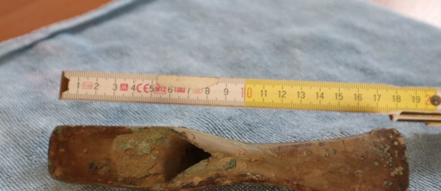 Na siekierkę pochodzącą z epoki brązu trafił mieszkaniec Świebodzic. To przypadkowe znalezisko. Narzędzie leżało przy polnej drodze. Pierwsze szacunki mówią o tym, że może liczyć od 3 do blisko 4 tysięcy lat. Siekierka jest zachowana w bardzo dobrym stanie. 
