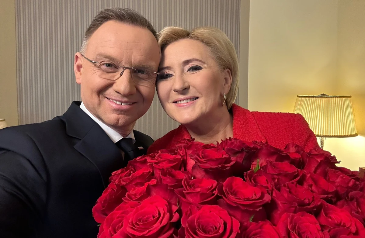 W zamieszaniu politycznym i zawierusze geopolitycznej, prezydent nie zapomina o miłości. Andrzej Duda życzy nam wszystkim - można zakładać, że także gabinetowi Donalda Tuska - radosnych walentynek. Uśmiechnięty prezydent razem z nieco zasłoniętą bukietem róż pierwszą damą uśmiechają się do nas z fotografii.