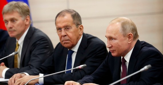 Rzecznik Kremla skomentował ostatnie doniesienia Reutersa, jakoby Władimir Putin sygnalizował Amerykanom, że jest gotowy rozważyć kwestię zawieszenia broni w Ukrainie. "To nieprawda” – przekazał Dmitrij Pieskow. Co ciekawe, szef rosyjskiego MSZ Siergiej Ławrow stwierdził, że Moskwa jest gotowa zakończyć wojnę "dyplomatycznie", jeśli "lokalne realia zostaną wzięte pod uwagę". 