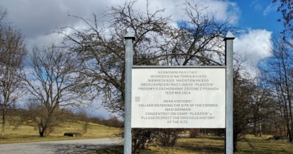 Nieznani sprawcy farbą w spreju pomalowali betonowe bloki wyznaczające przebieg cmentarzy żydowskich i pylony przeznaczone do umocowania nowej wystawy plenerowej na terenie Muzeum KL Plaszow. To kolejny w ostatnich tygodniach akt wandalizmu w tym miejscu.   