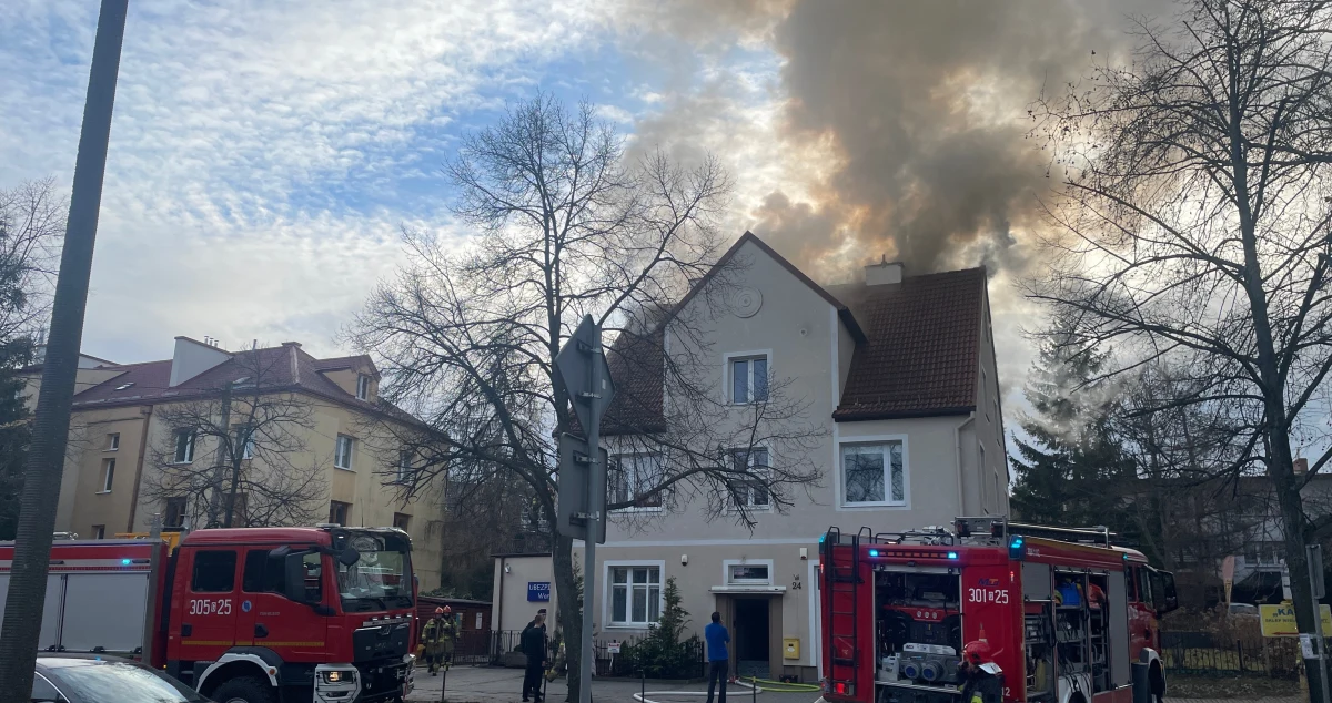 W środę po południu zapalił się dwupiętrowy dom przy ul. Chrzanowskiego w Gdańsku. Osoby, które były w środku, zostały ewakuowane. Kłęby dymu unosiły się nad dzielnicami Wrzeszcz i Strzyża. 