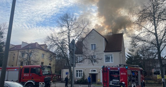 W środę po południu zapalił się dwupiętrowy dom przy ul. Chrzanowskiego w Gdańsku. Osoby, które były w środku, zostały ewakuowane. Kłęby dymu unosiły się nad dzielnicami Wrzeszcz i Strzyża. 