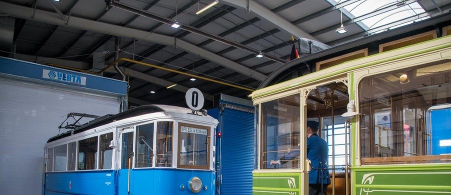 Specjaliści z krakowskiego MPK wyremontowali dwa wagony tramwajowe Zeppelin, pochodzące z początku XX wieku. Jeden z nich, w kolorze zielonym, trafi do Norymbergi. Drugi będzie częścią zabytkowego taboru krakowskiego przewoźnika. 