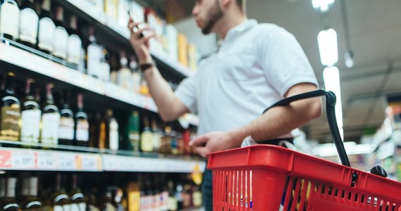 Prezydent Rafał Trzaskowski zapowiada konsultacje w sprawie nocnego zakazu sprzedaży alkoholu w mieście. Jak dowiedziała się nasza reporterka, pierwsze spotkania z mieszkańcami odbędą się w kwietniu. To pewna zmiana, bo jeszcze kilka miesięcy temu prezydent stolicy był przeciwny takiemu rozwiązaniu.


