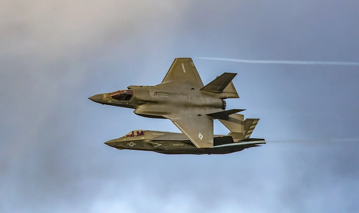 Izrael zbombardował cele w Libanie w odwecie za atak terrorystycznej grupy Hezbollah na izraelskie miasto Safed, w którym zginęła jedna osoba, a siedem zostało rannych. Ostrzał Izraela sięgnął rejonów położonych dalej na południe od granicy libańsko-izraelskiej. 