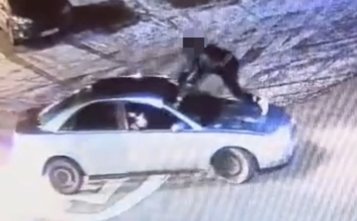 Pijany kierowca przewoził swojego kolegę na dachu auta. Do zdarzenia doszło koło Garwolina w woj. mazowieckim. Policja opublikowała nagranie "ku przestrodze".