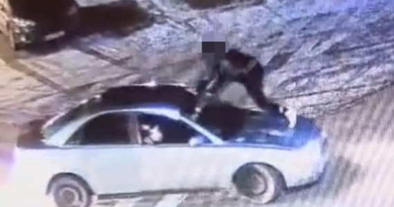 Pijany kierowca przewoził swojego kolegę na dachu auta. Do zdarzenia doszło koło Garwolina w woj. mazowieckim. Policja opublikowała nagranie "ku przestrodze".