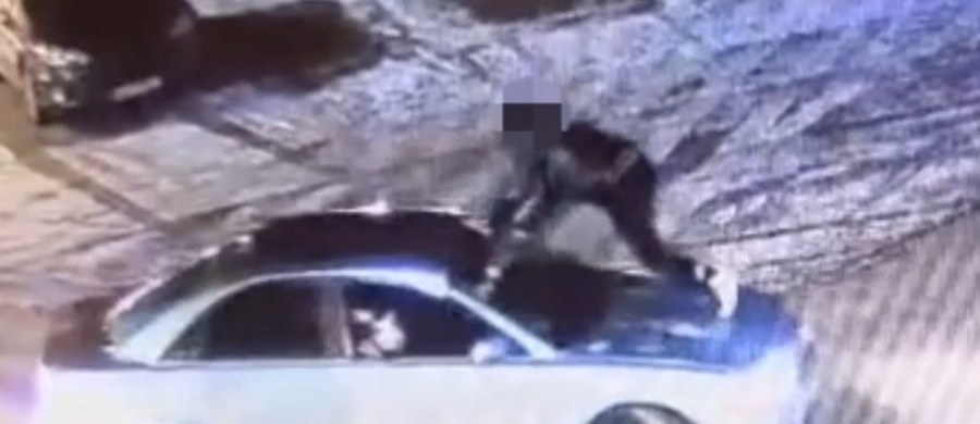 Pijany kierowca przewoził swojego kolegę na dachu auta. Do zdarzenia doszło koło Garwolina w woj. mazowieckim. Policja opublikowała nagranie "ku przestrodze".