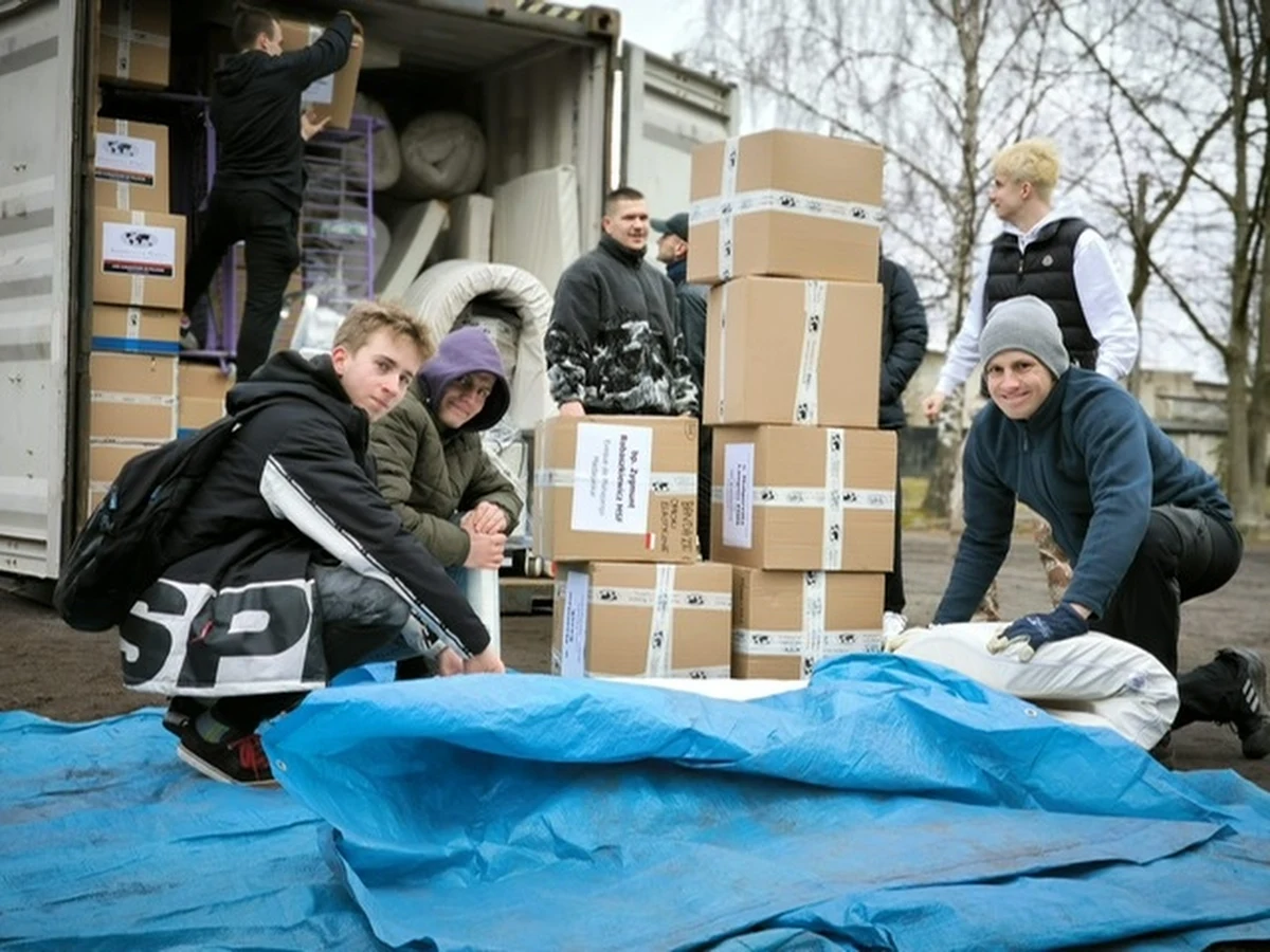 Łóżka szpitalne, ubrania dla lekarzy i pacjentów, maseczki, opatrunki i okulary korekcyjne - to tylko część darów, które dzięki Fundacji Pomocy Humanitarnej "Redemptoris Missio" trafią na Madagaskar. Dziś w Poznaniu ostatni dzień ich pakowania do kontenerów.

