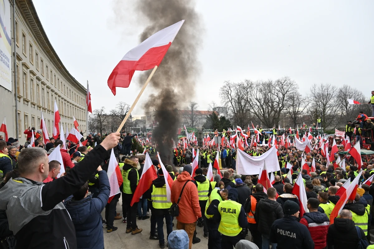 Kilkaset ciągników blokowało dziś centrum Wrocławia. W stolicy Dolnego Śląska przeciwko Zielonemu Ładowi demonstrowali rolnicy. Podczas zgromadzenia budynek Komisji Europejskiej został obrzucony jajkami, niektórzy z protestujących odpalili race i petardy.