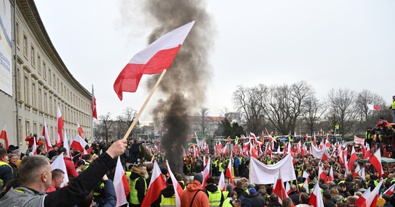 Kilkaset ciągników blokowało dziś centrum Wrocławia. W stolicy Dolnego Śląska przeciwko Zielonemu Ładowi demonstrowali rolnicy. Podczas zgromadzenia budynek Komisji Europejskiej został obrzucony jajkami, niektórzy z protestujących odpalili race i petardy.