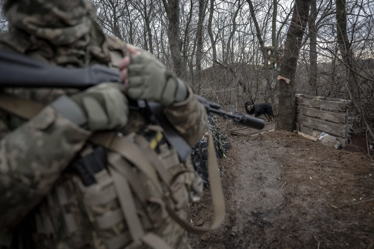 Wojska Ukrainy przeprowadzają manewr w oblężonym przez siły rosyjskie mieście Awdijiwka w obwodzie donieckim, aby wycofać część swych oddziałów z niektórych obszarów na "korzystniejsze pozycje" - poinformował ukraiński rzecznik wojskowy Dmytro Łychowij. Rosja próbuje od miesięcy zdobyć w ciężkich walkach to miasto położone na wschodzie Ukrainy - przypomina agencja Reutera.