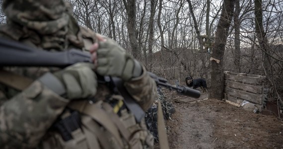 Wojska Ukrainy przeprowadzają manewr w oblężonym przez siły rosyjskie mieście Awdijiwka w obwodzie donieckim, aby wycofać część swych oddziałów z niektórych obszarów na "korzystniejsze pozycje" - poinformował ukraiński rzecznik wojskowy Dmytro Łychowij. Rosja próbuje od miesięcy zdobyć w ciężkich walkach to miasto położone na wschodzie Ukrainy - przypomina agencja Reutera.