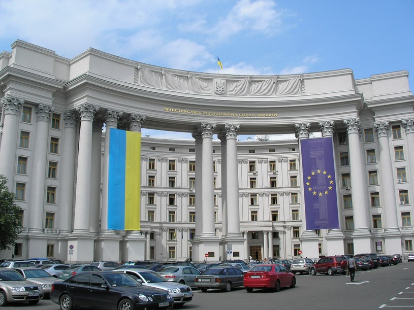 Ministerstwo Spraw Zagranicznych Ukrainy wystosowało zastanawiający apel. W wypowiedzi MFA wspomina o "kolorze krwi Ukraińców zabijanych każdego dnia przez Rosję" i jednocześnie nawiązuje do bojkotu znanego odcienia szminki. O co chodzi?