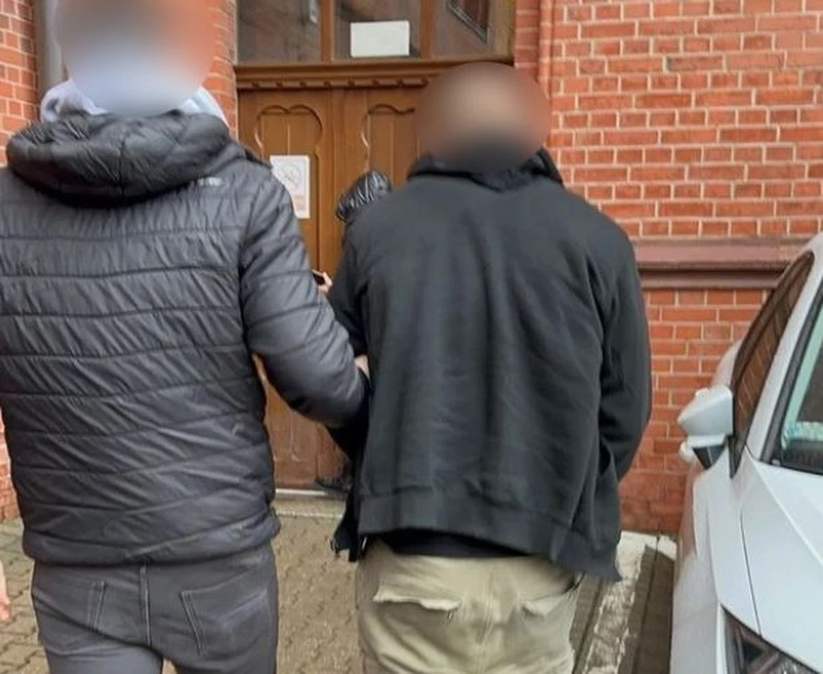 3 sztuki broni palnej, około 13 litrów płynnej amfetaminy i ponad kilogram gotowego produktu przejęli policjanci z Wrocławia podczas zatrzymania podejrzanych o handel narkotykami. Czterem mężczyznom grozi do 12 lat pozbawienia wolności.