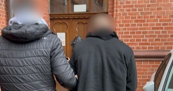 3 sztuki broni palnej, około 13 litrów płynnej amfetaminy i ponad kilogram gotowego produktu przejęli policjanci z Wrocławia podczas zatrzymania podejrzanych o handel narkotykami. Czterem mężczyznom grozi do 12 lat pozbawienia wolności.