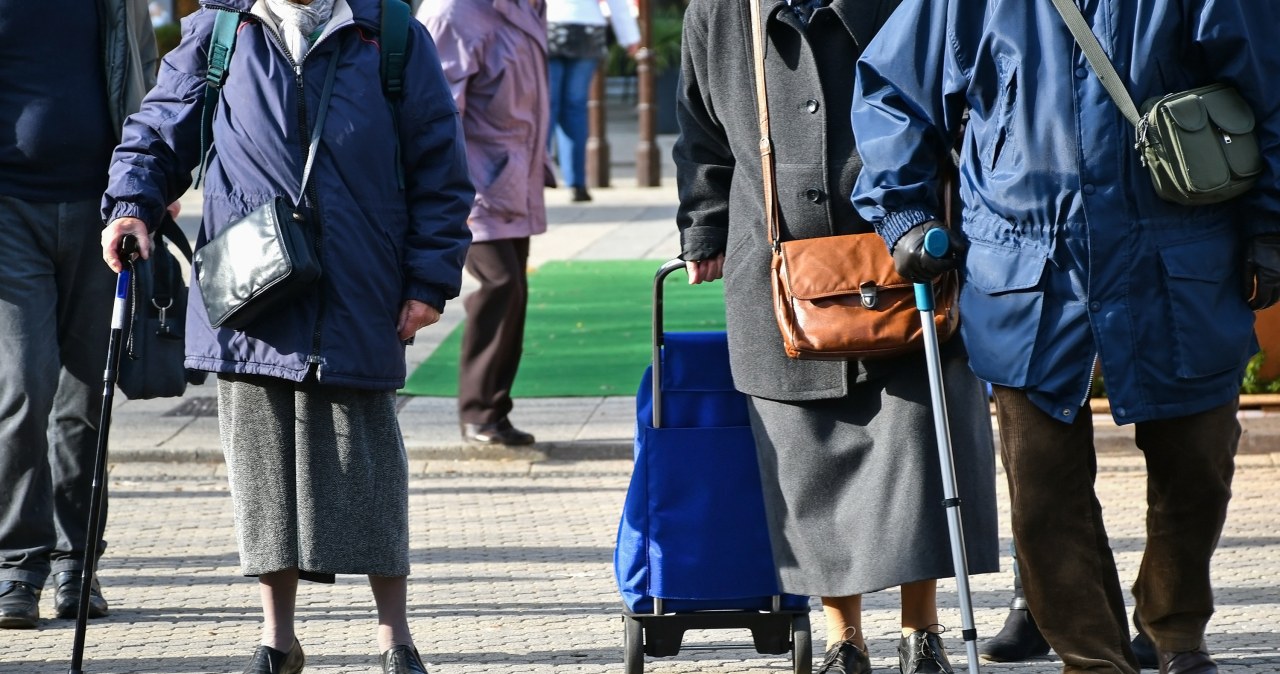 Wiek emerytalny w górę, likwidacja trzynastki. Ekonomiści chcą ratować budżet