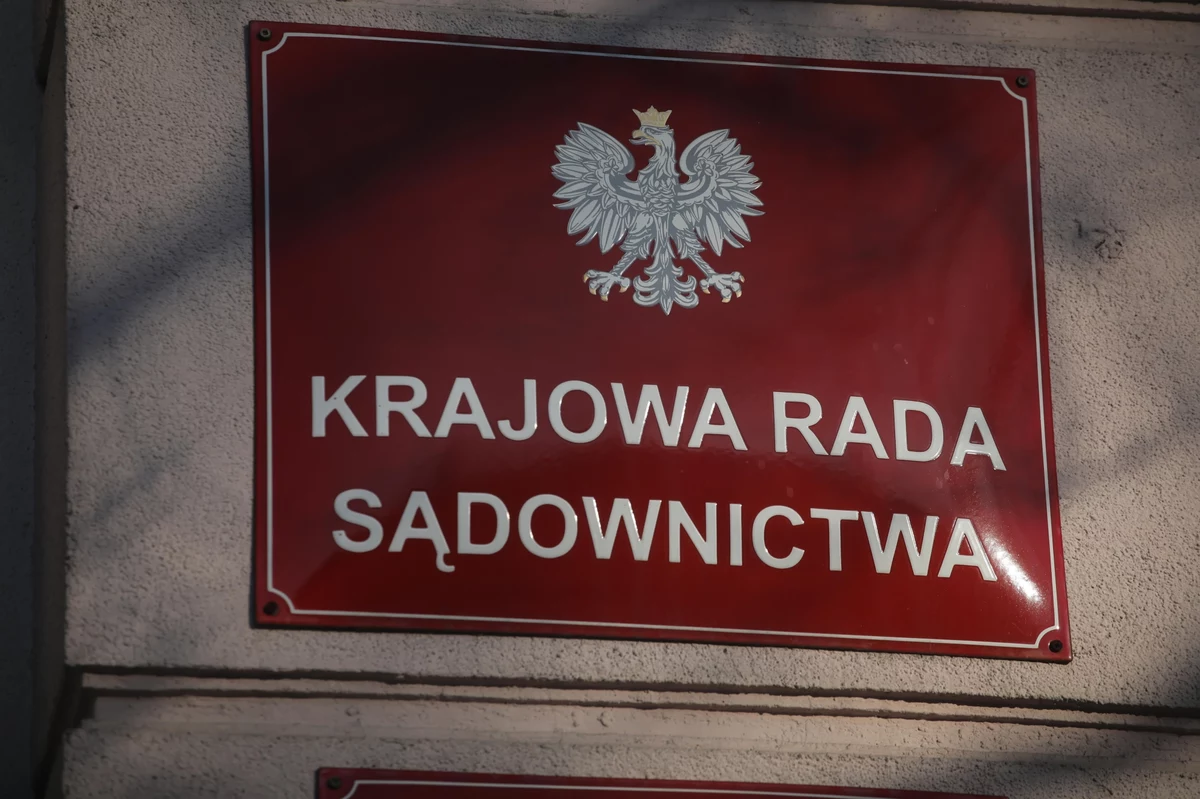 Po miesięcznych konsultacjach rząd wycofał się z części ograniczeń nałożonych na tzw. neo-sędziów i tych związanych z władzą. Z projektu ustawy o powołaniu na nowo grupy sędziowskich członków KRS zniknęło też prawo do zgłaszania kandydatów do rady przez kogokolwiek poza samymi sędziami. Zmiany po części łagodzą pierwotny projekt. W porównaniu z nim ograniczają też jednak społeczny wpływ na dobór kandydatów do rady.