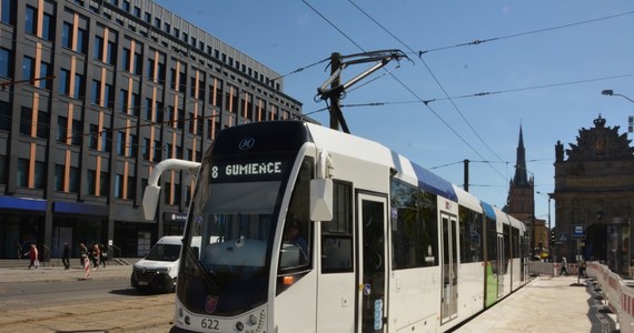 Przybędzie tramwajów w Szczecinie. Od najbliższego poniedziałku wraca stały rozkład tramwajowej linii numer 8. Jesienią konieczne były cięcia, bo nie miał kto wozić pasażerów. Teraz obsada została wzmocniona przez motorniczych, którzy ukończyli kursy.