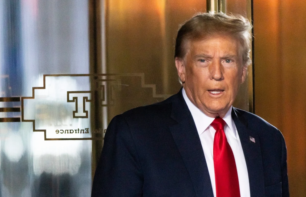 Z jednej strony groźby zakręcenia kurka z amerykańską pomocą wojskową, z drugiej... zwiększenie wsparcia dla sił ukraińskich - to pomysł Donalda Trumpa na zakończenie walk w Ukrainie. Jeśli republikański kandydat wygra wyścig o fotel prezydenta USA, zmusi obie strony konfliktu, by wreszcie usiadły do stołu negocjacyjnego - pisze Bloomberg.