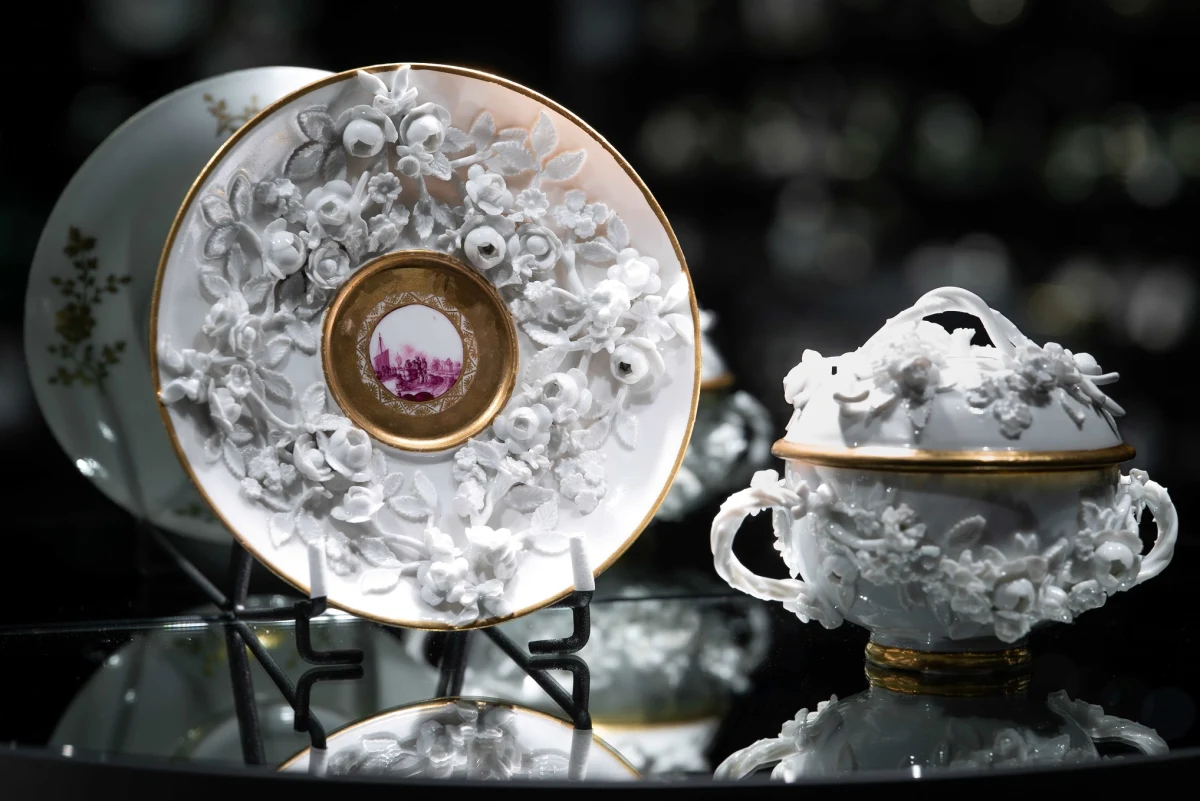 Była określana mianem „białego złota”. Świadczyła o splendorze i bogactwie władców, arystokracji i szlachty. Mowa o porcelanie. W Zamku Królewskim na Wawelu możecie podziwiać nową wystawę stałą -  Gabinet Porcelanowy. Jest on częścią Prywatnych Apartamentów Królewskich.